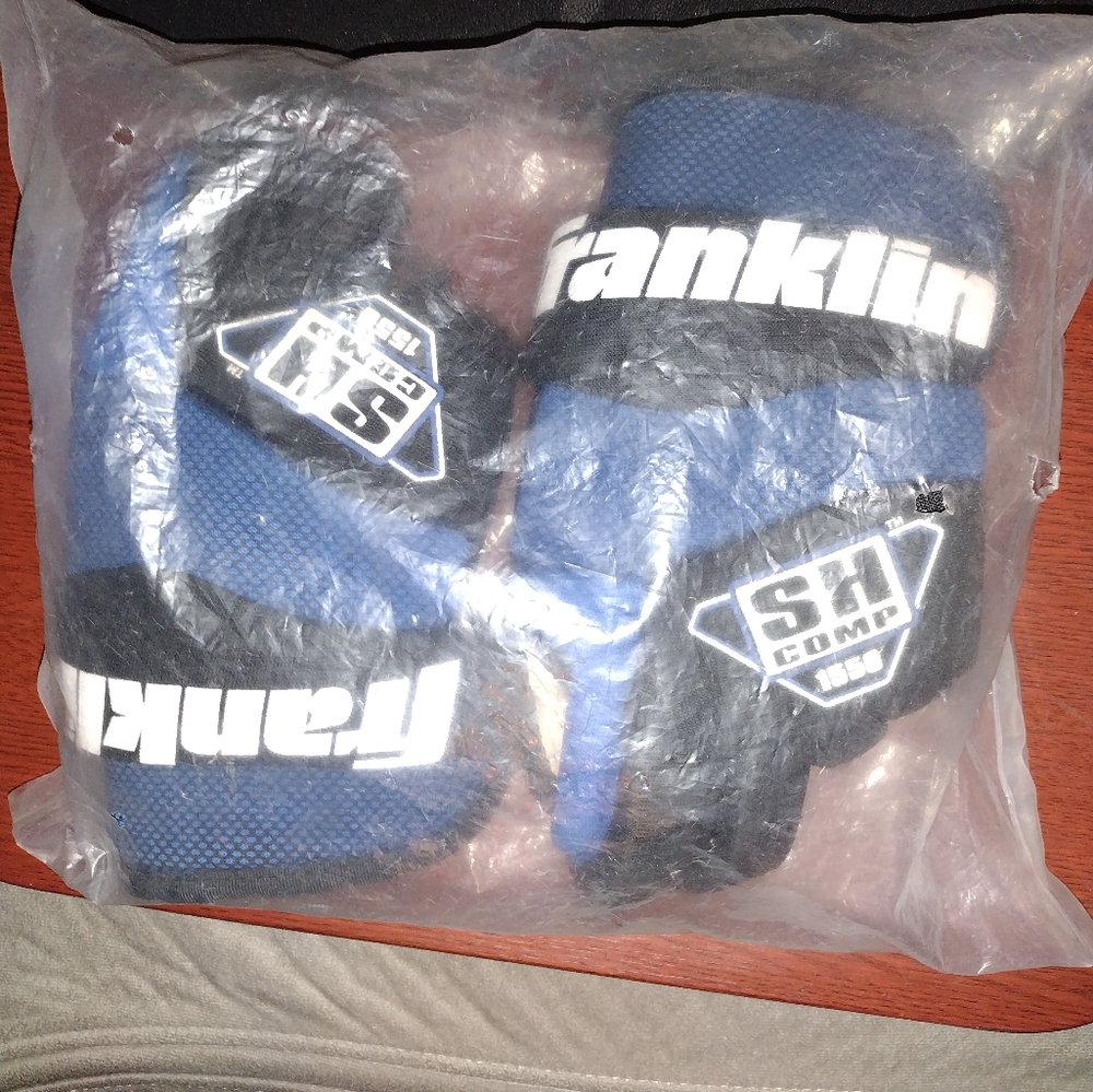 NWT, Franklin Street Hockey Gloves Comp 1550's , Black & Blue, youth L/XL
